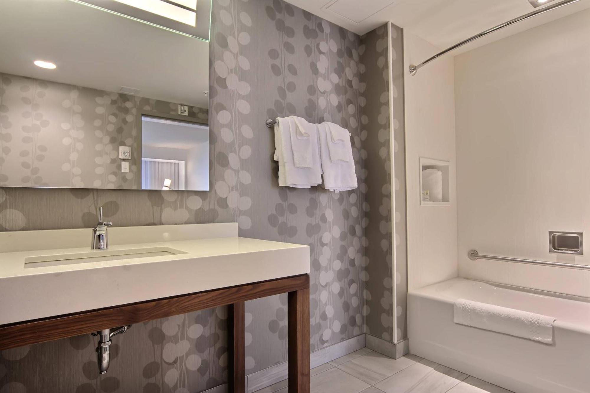 Habitación Doble Superior con sofá cama y cama grande